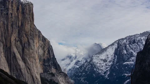Time Lapse - Beautiful Clouds Moving Over Yosemite National Park Valley 動画素材 171091858