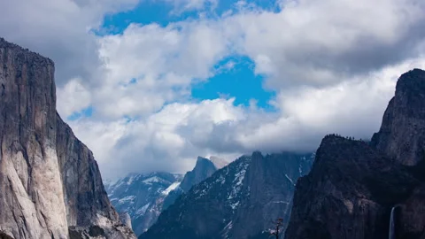 Time Lapse - Beautiful Clouds Moving Over Yosemite National Park Valley Video stock 171092935