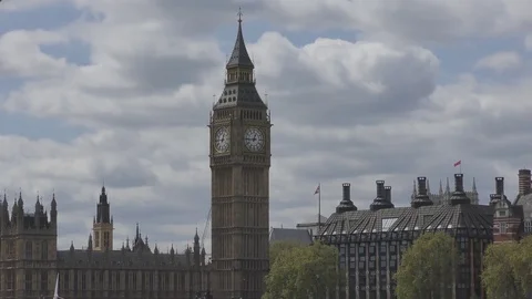 Time lapse. Beautiful clouds over the Big Ben tower. 動画素材 77423714