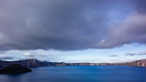 Time lapse - Beautiful Clouds over the mountain range in Crater Lake Video stock 248916696