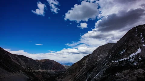 Time Lapse - Beautiful cloudscape moving over mountain rage and the valley Video stock 156667293