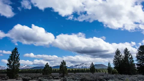 Time Lapse - Beautiful cloudscape moving over snowcapped mountain ranges Vídeos de archivo 197101850