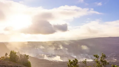 Time lapse - Beautiful couds hovering over the Kilauea Crater, Hawaii Volcanoes Видео 222674044