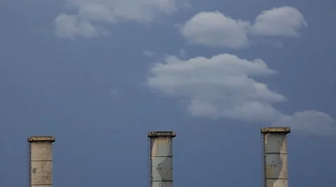 Time lapse of beautiful cumulus clouds moving fast behind chimney Video stock 66693636