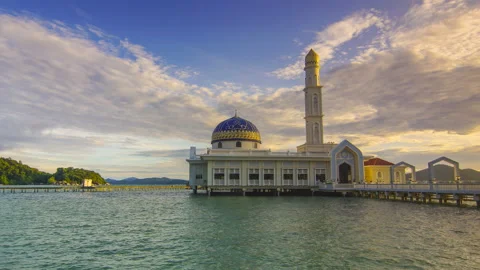Time-lapse of beautiful floating mosque at Pangkor Island during sunrise. 스톡 동영상 226115495