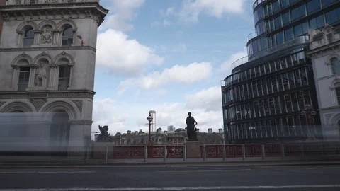 Time lapse. Beautiful fluffy clouds moving over busy London streets. Stock Footage 102682257