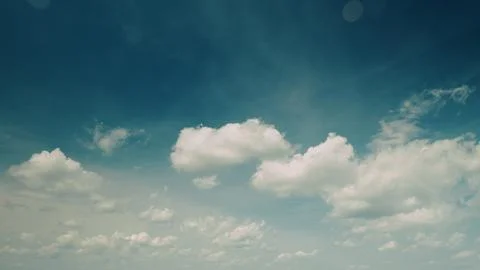Time lapse. A Beautiful Sky Dominated by Fluffy Clouds Against a Bright Blue Bac Stockfoto's