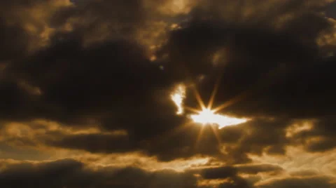 Time lapse of beautiful star shaped sunlight through dark storm clouds Video stock 67970988