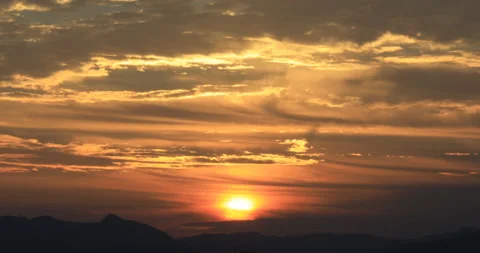 Time lapse of beautiful sun rising from behind mountains Stock Footage 162711036