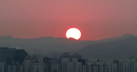 Time lapse of beautiful sun rising from behind mountains Stock Footage 162711618