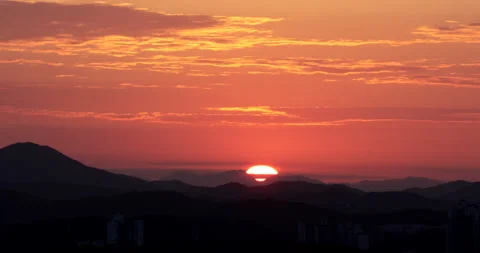 Time lapse of beautiful sun rising from behind mountains Stock Footage 162711766