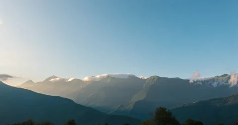 Time lapse of beautiful sunrise over mountain Video stock 165792829