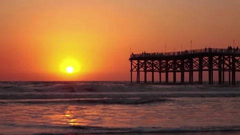 Time lapse of a beautiful sunset at a beach in San Diego, California, with .. Vidéo 283480611