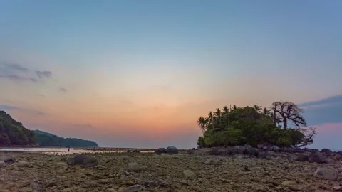 Time lapse beautiful sunset in the channel of Koh Pling Phuket. 스톡 동영상 243334960