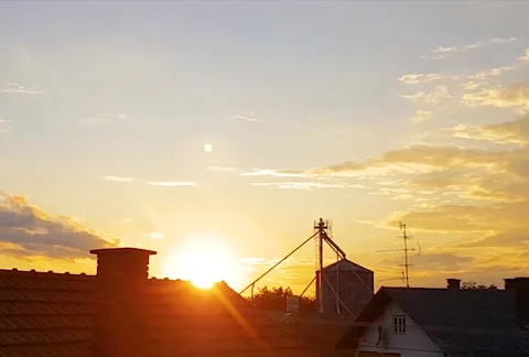Time lapse of a beautiful sunset with clouds above the red roof Stock-Footage 161189255