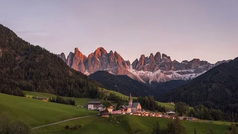 Time lapse of a beautiful sunset illuminating The Dolomites mountains Italy 動画素材 122267353