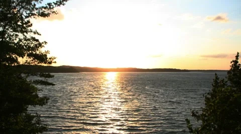 Time-lapse of a beautiful sunset over a lake. Stock-Footage 8656277