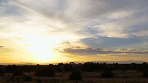 Time-lapse of beautiful sunset over New Mexico horizon Stockbeeldmateriaal 106092587