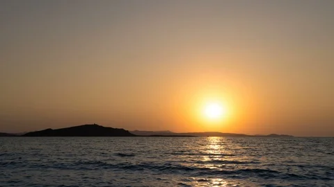 Time lapse of beautiful sunset over the sea horizon with bright orange colors Stock Footage 115727048