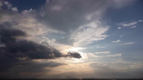 Time lapse of beautiful sunset sky with golden rays of sun and white clouds. Vídeos de archivo 220110565