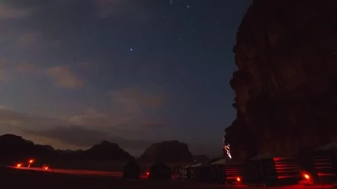 Time lapse Bedouin desert camp glowing with red lights under star filled ni.. Stock-Footage 328804943