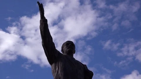 Time lapse behind old Lenin statue rusting in Memento Park outside Budapest, Video stock 75710389