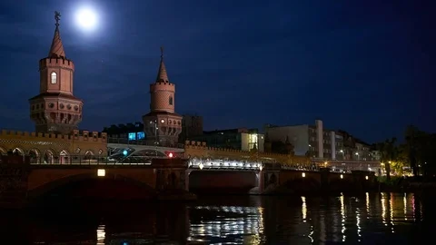 Time lapse of the Berlin Oberbaum Bridge at night in 4K 動画素材 83865130