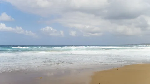 Time lapse of big breaking ocean wave on sandy beach of Cyprus island at summer 스톡 동영상 220520437