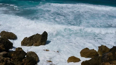 Time lapse of big breaking ocean waves on a huge stones. Top view Stock-Footage 224565771