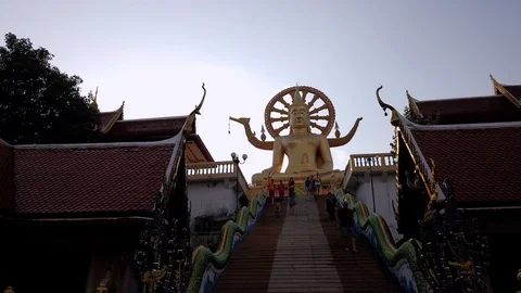 Time lapse of Big Buddha Temple on Koh Samui. Tourists go up and down the stairs Vídeo Stock 127480194