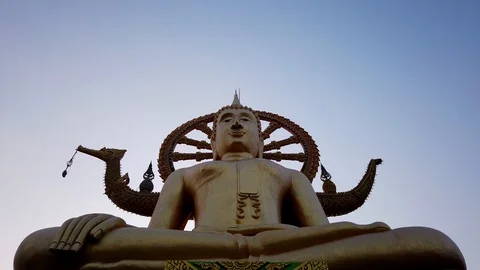 Time lapse of Big Buddha Temple on Samui. Moving clouds. Moon. Buddhism. Pan up Vidéo 127480241