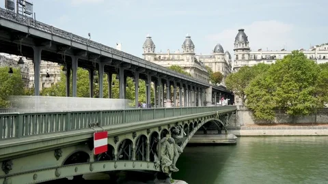 Time lapse of the bir-hakeim bridge in Paris Stock-Footage 94357282