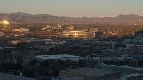 Time lapse birds eye view of traffic in Denver's urban sprawl at sunrise 스톡 동영상 99704502