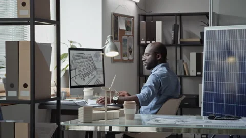 Time Lapse of Black Engineer Developing Solar Battery Model on Computer 스톡 동영상 313587890