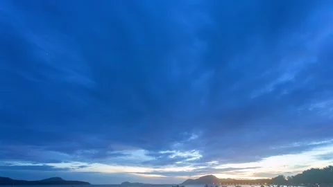 Time lapse blue cloud moving above the marina of fishing boat at twilight. Vídeos de archivo 245207339