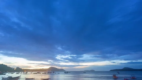 Time lapse blue cloud moving above the marina of fishing boat at twilight. Vídeos de archivo 245207847