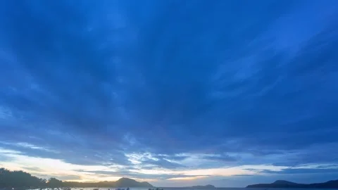 Time lapse blue cloud moving above the marina of fishing boat at twilight. Vídeos de archivo 245208185
