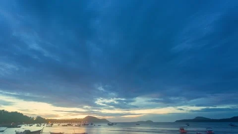 Time lapse blue cloud moving above the marina of fishing boat at twilight. Vídeos de archivo 245208608