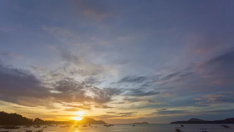 Time lapse blue cloud moving above the marina of fishing boat at twilight. Vídeos de archivo 245209182