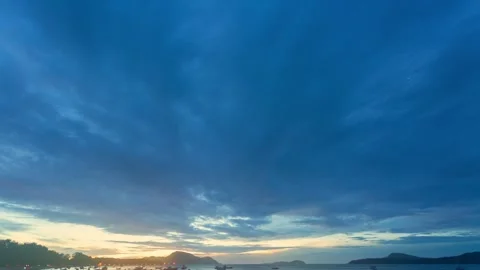 Time lapse blue cloud moving above the marina of fishing boat at twilight. Vídeos de archivo 245209428