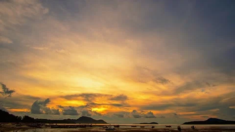 .time lapse blue cloud moving above the marina of fishing boat at twilight. Vídeos de archivo 245888473
