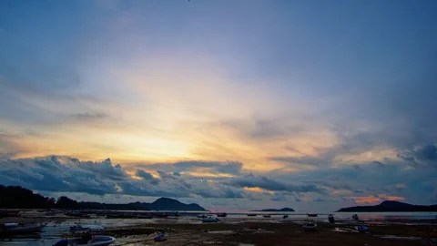 .time lapse blue cloud moving above the marina of fishing boat at twilight. Vídeos de archivo 245889583