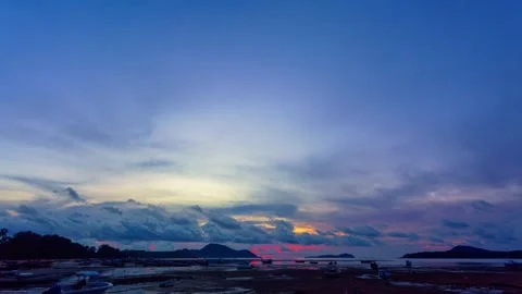 Time lapse blue cloud moving above the island at twilight. Vídeos de archivo 245889766