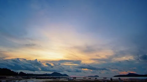 .time lapse blue cloud moving above the marina of fishing boat at twilight. Vídeos de archivo 245889909