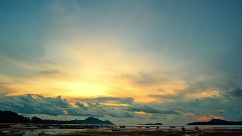 .time lapse blue cloud moving above the marina of fishing boat at twilight. Vídeos de archivo 245890369