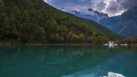 Time lapse of Blue Moon Valley, White Water River, in Jade Dragon Snow Mountain Video stock 118773866