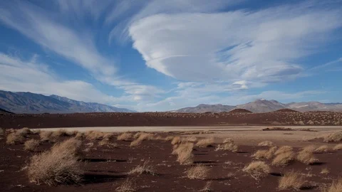 Time lapse of blue sky and lenticular clouds above the eastern Sierra Nevada 스톡 동영상 91546876