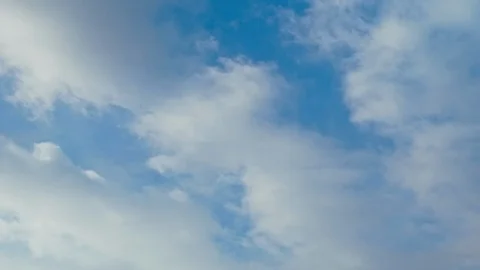 Time lapse of blue sky and white clouds moving around Stock-Footage 106784288