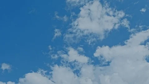Time lapse of blue sky and white clouds moving around. 스톡 동영상 108541541