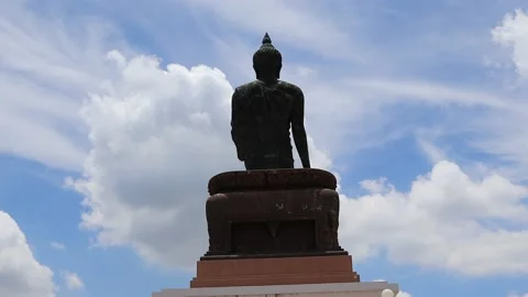 Time lapse, blue sky and white cloud, back of Buddha statue Stock Footage 139905400